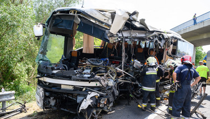Buszbaleset az M7-esen: évekig kísérti majd a túlélőket a tragédia, ezt mondja a szakértő - videó 