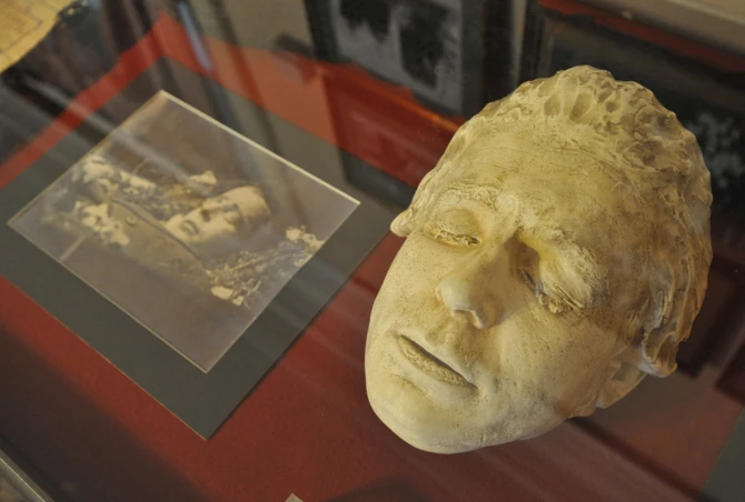 Posmrtna maska Sergeja Jesenjina