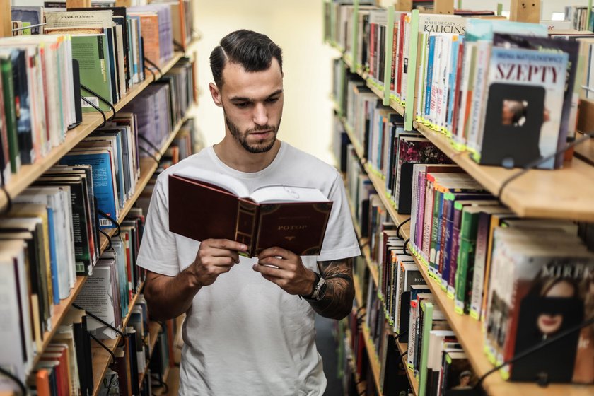 Pilka nozna. Ekstraklasa. Lechia Gdansk. Joao Nunes portret w bibliotece . 17.10.2018