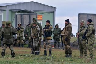 Cuda w rosyjskich komendach uzupełnień. Powołany do służby inżynier zostaje czołgistą, a kucharz snajperem