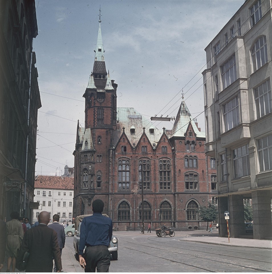 Wrocław, budynek Biblioteki Uniwersyteckiej j przy ulicy Szajnochy - widok od ulicy Krupniczej, 1968 r.