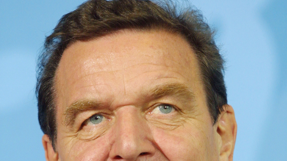Zmiana ról: były kanclerz Niemiec Gerhard Schroeder zajął się prowadzeniem domu, podczas gdyż jego małżonka Doris robi polityczną karierę. - Praca w domu jest bardziej wyczerpująca niż dzień spędzony w biurze - przyznał polityk w rozmowie z "Bild am Sonntag".
