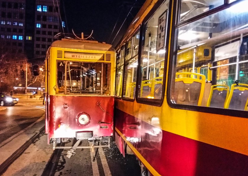 Zderzenie tramwajów w Łodzi na Placu Reymonta. Tramwaj zabytek z wycieczką, wykoleił się. Doszło do zderzenia z innym wagonem