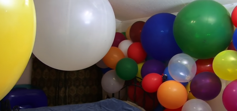 Jeho spálňu "zdobia" balóny od výmyslu sveta