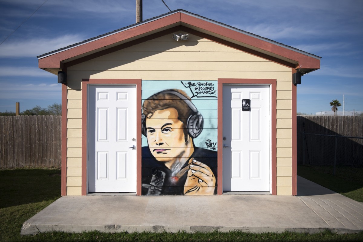 Mural z wizerunkiem Elona Muska, Brownsville, Texas, USA