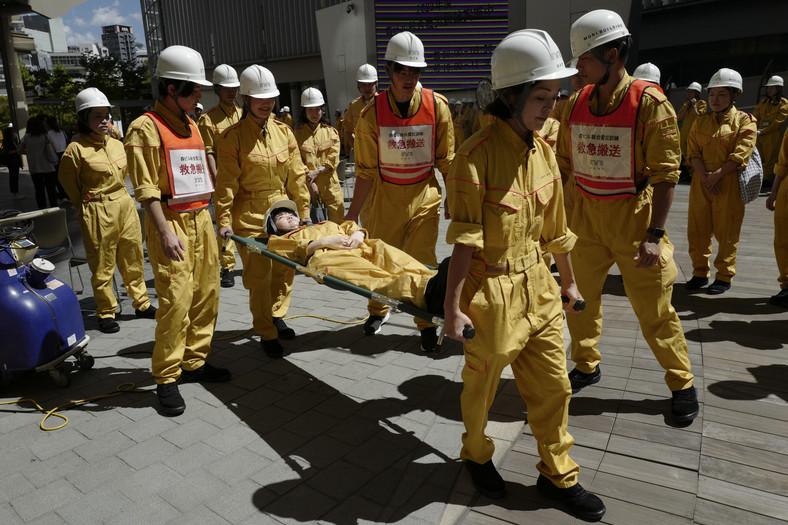 Pracownicy Mori Building Company podczas ćwiczeń firmy na wypadek trzęsienia ziemi w tokijskim Roppongi Hills w Dniu Zapobiegania Katastrofom, 1 września 2023 r.