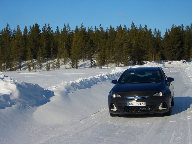 Opel astra OPC - zimowe testy prototypu