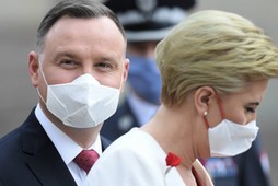 Warszawa, 02.05.2020. Prezydent RP Andrzej Duda (L) z małżonką Agatą Kornhauser-Dudą   