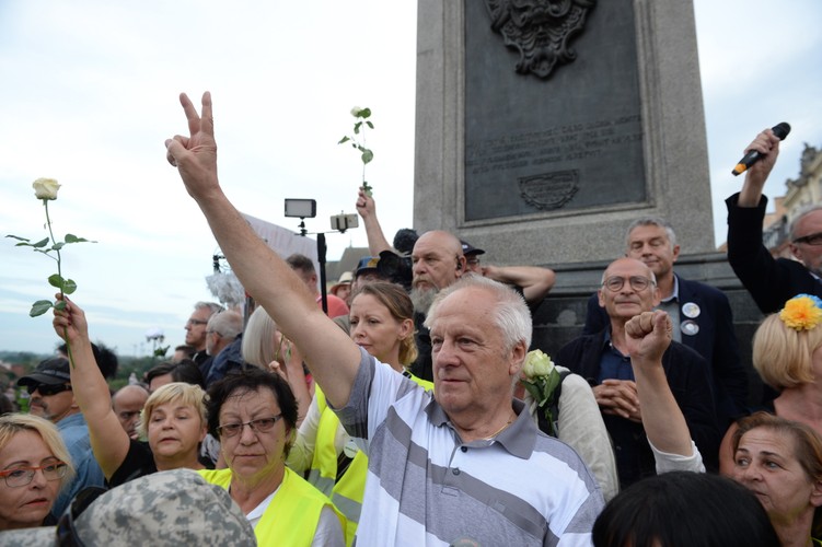 Uczestnicy kontrmanifestacji - wśród nich byli opozycjoniści Władysław Frasyniuk, Jan Lityński i Stefan Niesiołowski (C front) pod kolumną Zygmunta na pl. Zamkowym