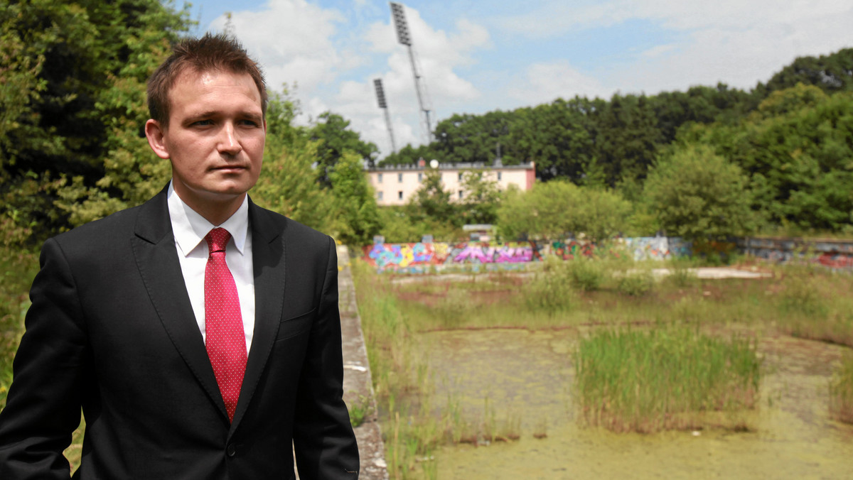Poseł PO Michał Jaros stawił się w legnickiej prokuraturze, która prowadzi postępowanie wyjaśniające w sprawie doniesienia o korupcji politycznej w związku z wyborami szefa dolnośląskiej Platformy.