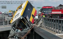 Autobus miejski spadł z wiaduktu w Warszawie, zginęła pasażerka. Ruszył proces kierowcy