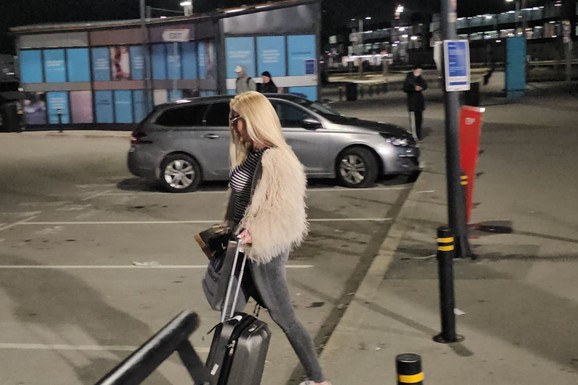 MAJKA JOJ SE BAVILA JAVNIM POSLOM, A ZBOG OCA JE SALETALI NA ULICI Roditelji naše pevačice se nikada ne pojavljuju u javnosti, a velika su joj podrška