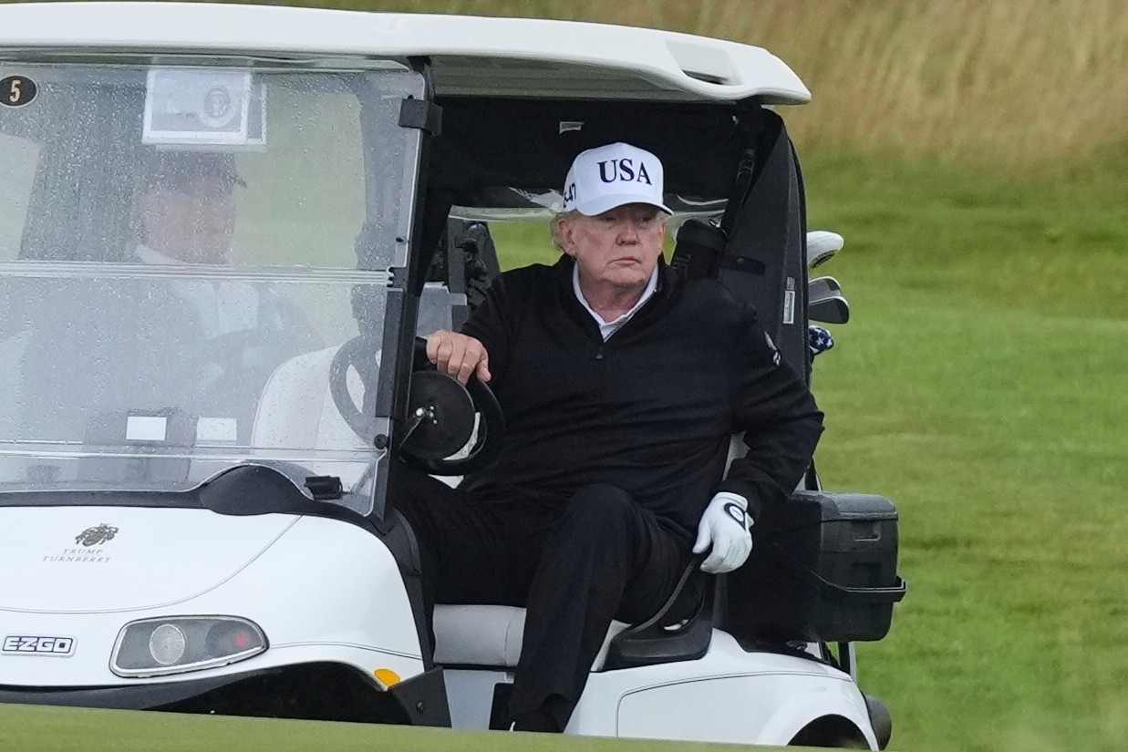 Donald Trump hral golf vo svojom rezorte v Turnberry v Škótsku. 