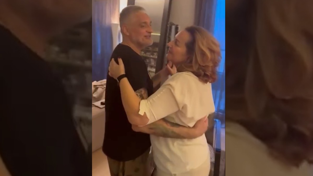 (VIDEO) ČEDA JOVANOVIĆ I ANA BEKUTA PLEŠU U STANU Aca Kos ih snima, oni u zanosu: Pevačica bez trunke šminke, političar u bermudama Kép