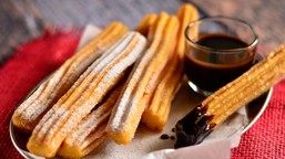 idealne churros - chrupiące z zewnątrz, miękkie w środku. hiszpański p