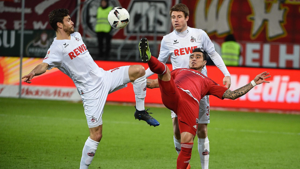 W ostatnim sobotnim meczu 24. kolejki Bundesligi FC Ingolstadt zremisowała 2:2 (1:1) z FC Koeln. Dwa gole dla gości strzelił Anthony Modeste, który dzięki temu ma na koncie 19 trafień i w klasyfikacji strzelców goni Roberta Lewandowskiego z Bayernu Monachium. Polak w sobotę również zdobył 2 bramki i ma 21 goli. Liderem klasyfikacji jest Pierre-Emerick Aubameyang z Borussii Dortmund (22).