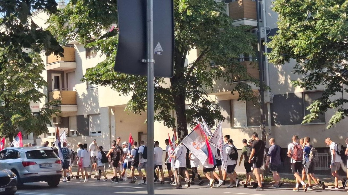 Pristalice SNS pesače iz Novog Sada do Beograda na skup 27. juna