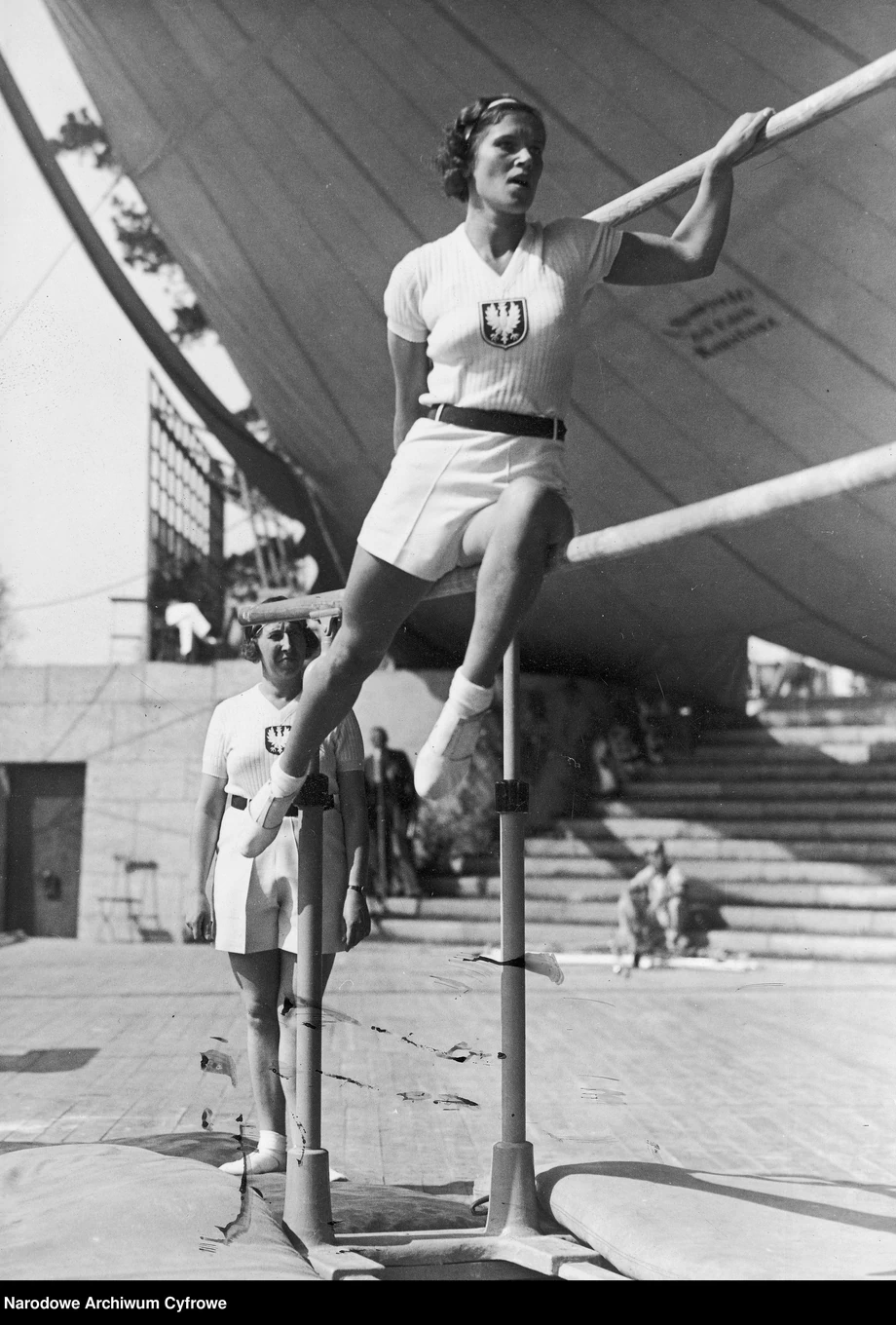 Berlin 1936 r. Stefania Krupa podczas ćwiczeń na poręczach