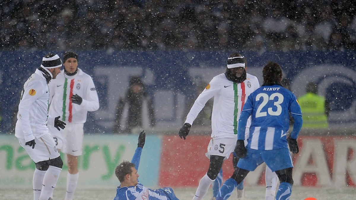 Włoskie drużyny zaliczyły nieudaną kolejkę Ligi Europy. Sampdoria Genua przegrała u siebie mecz z PSV Eindhoven 1:2. Nieudany występ zaliczył też Juventus, który zremisował w zimowej aurze z Lechem Poznań 1:1 i podobnie jak Sampdoria, stracił szansę na awans z grupy.