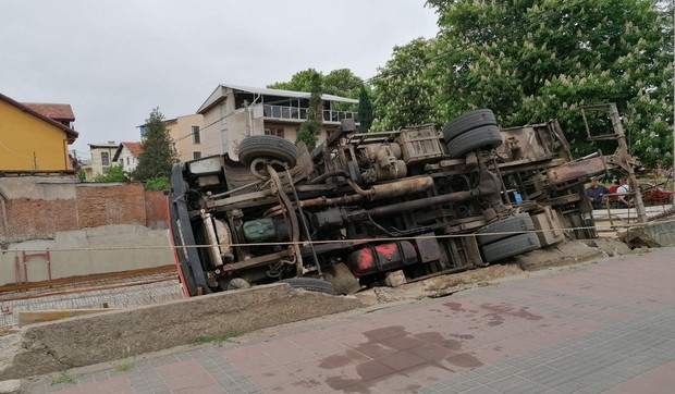NIS Kamion se prevrnuo na gradilistu vozac povredjen 