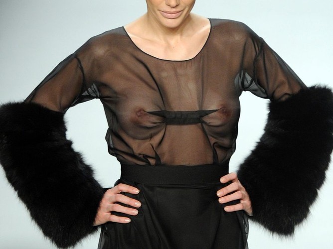 Zmysłowe kreacje na berlińskim tygodniu mody