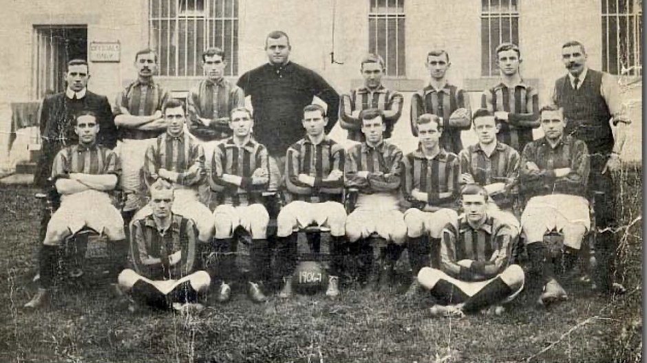 William Foulke, (4 od lewej w górnym rzędzie), w barwach Bredford City