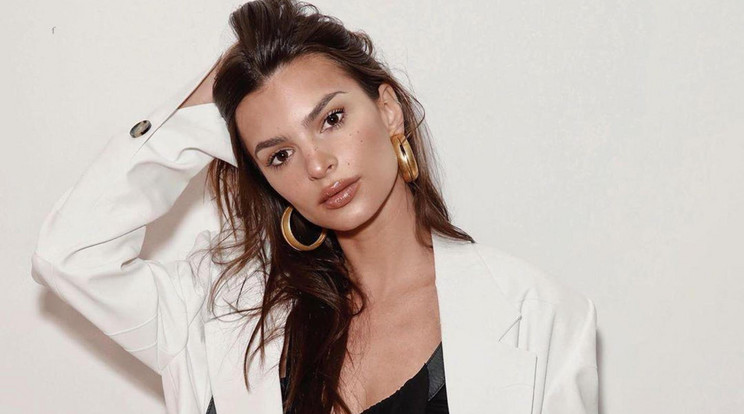 Emily Ratajkowski nem csak gömbölyű hasát mutatta meg ezúttal/Fotó: Northfoto