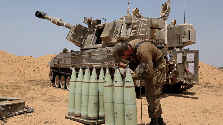 Izraelski żołnierz przygotowujący się do ostrzału Strefy Gazy