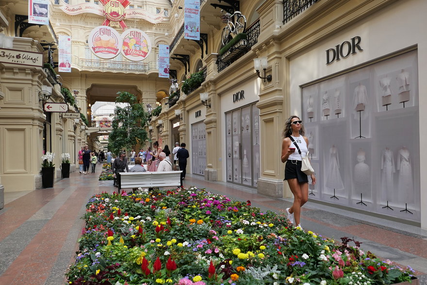 Zamknięty sklep Diora w moskiewskim domu handlowym GUM