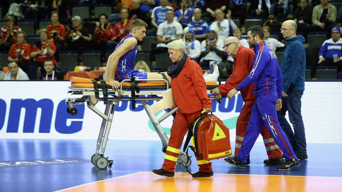 Rosja pokonała w Berlinie Finlandię 3:0 (25:17, 25:16, 25:19) w meczu turnieju kwalifikacyjnego do igrzysk olimpijskich. Najprawdopodobniej triumf przypłaciła utratą Dmitrija Kowaliewa, drugiego rozgrywającego, który jeszcze w trakcie meczu trafił do szpitala z urazem nogi.