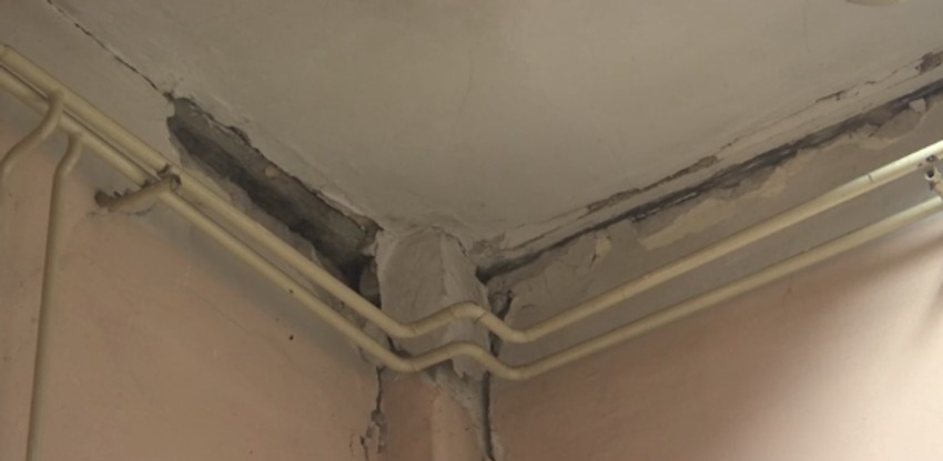 U skoro svakoj prostoriji se vide pukotine