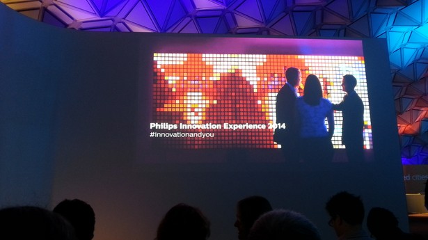 Prezentowane na wystawie Philips Innovation Experience 2014 technologie pomagają w diagnozowaniu chorób i leczeniu ich za pomocą zaskakujących czasem środków, jak np. światło czy prąd. Innowacyjność niektórych z nich polega na tym, że sprzęt dostępny do tej pory w gabinetach lekarskich może podróżować do pacjentów, jak np. przenośne USG. Przy okazji, szef Philipsa Frans van Houten poinformował o dużych zmianach w samym koncernie. Philips podzieli się na dwie spółki, jedna z nich skoncentruje się na technologiach ochrony zdrowia, a druga na oświetleniu - Takie posunięcie umożliwi nam zogniskowanie posiadanego potencjału innowacyjności na dwóch interesujących i perspektywicznych rynkach - stwierdził. Otwarcie wystawy innowacji firmy Philips w Eindhoven, Holandia
