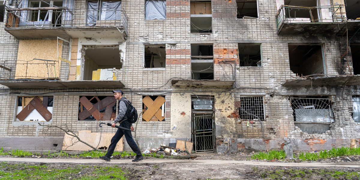  Zniszczony budynek mieszkalny po rosyjskim ataku w Charkowie.