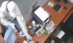 Napad na bank w Białymstoku. Policja pokazała nagranie