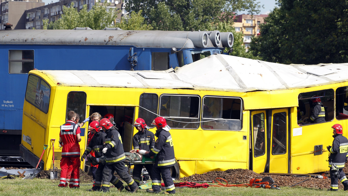 Symulacja zderzenia pociągu i autobusu komunikacji miejskiej. Fot. PAP/Andrzej Grygiel