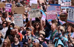 Wielkie protesty w Londynie. Sąd uchwalił definicję płci