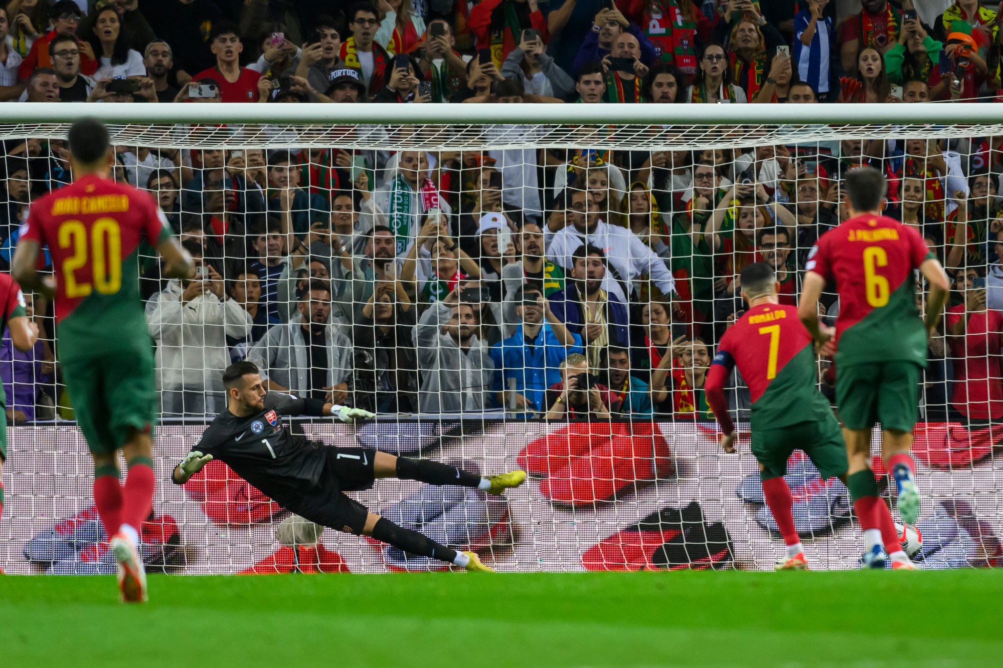 Zľava Joao Cancelo (Portugalsko), brankár Martin Dúbravka (Slovensko), Cristiano Ronaldo (Portugalsko) a Joáo Palhinha (Portugalsko).