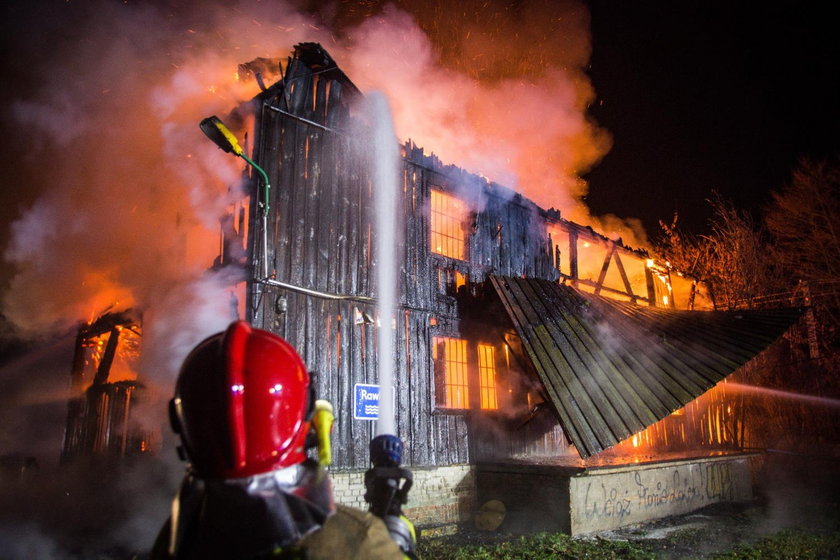 Pożar pod Skierniewicami. Spłonął zabytkowy młyn nad Rawką