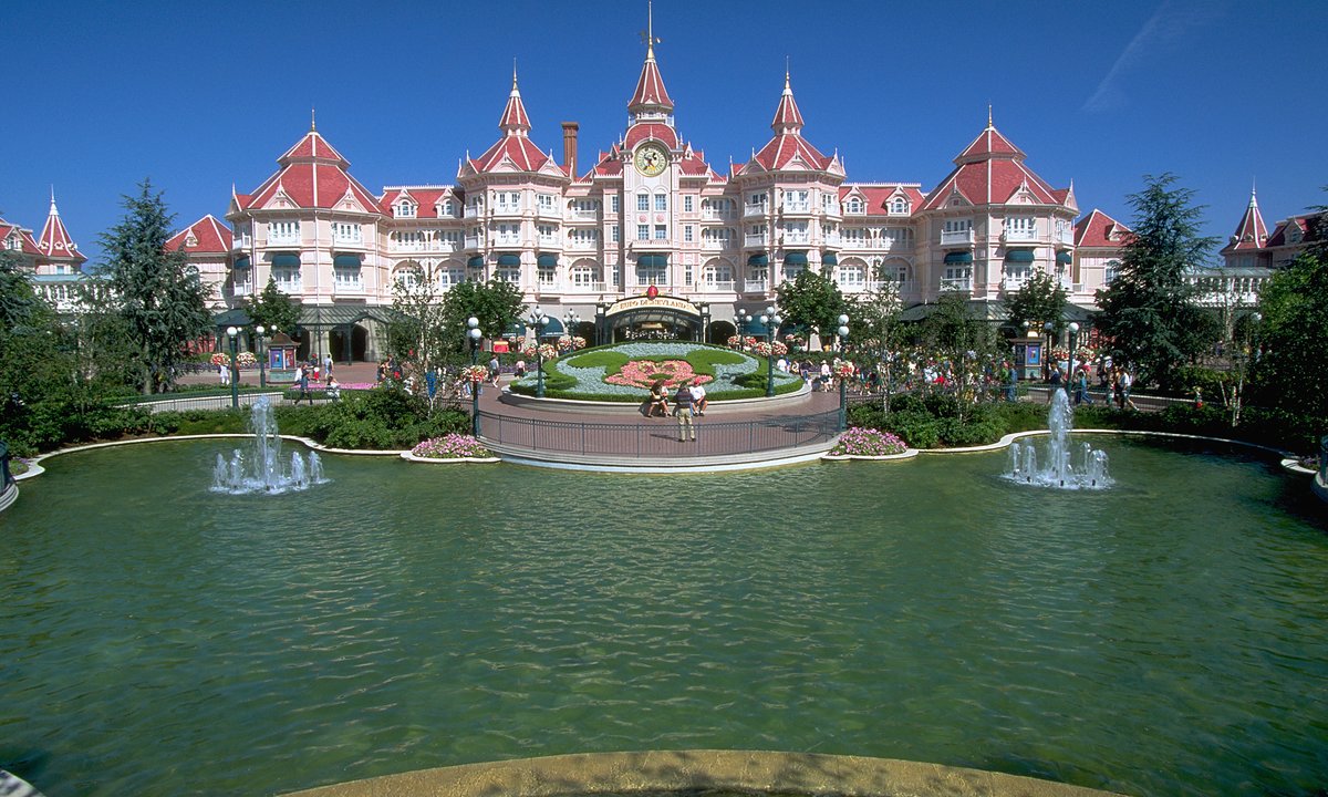 Bulwersujące zdarzenie w Disneylandzie. Udawali ślub z 9-letnią dziewczynką