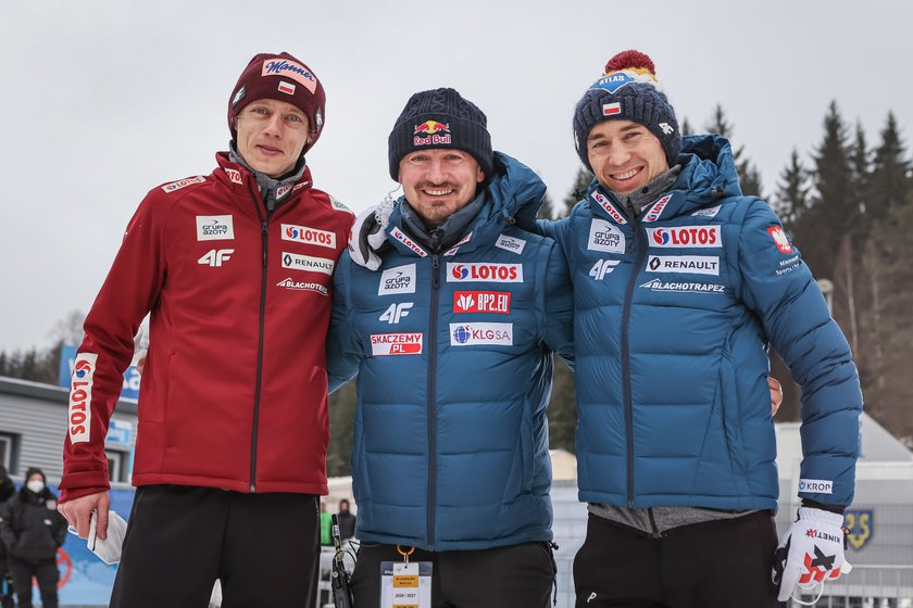 Na zdjęciu od lewej: Dawid Kubacki (31 l.), Adam Małysz (44 l.) i Kamil Stoch (34 l.). Będą razem w Finlandii.