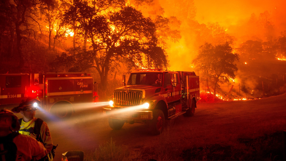 Tysiące strażaków walczą z pożarami w Kalifornii