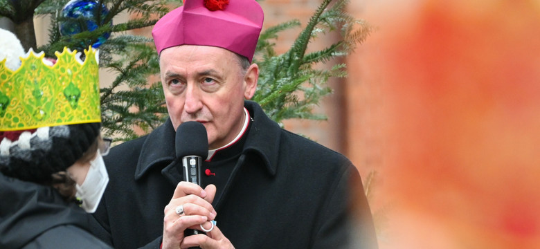 Biskup usłyszał zarzuty prokuratorskie. Czy może pozostać na urzędzie?