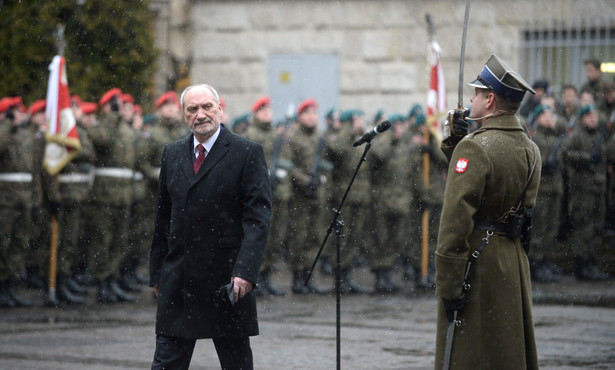 Antoni Macierewicz podczas apelu pamięci na dziedzińcu Muzeum Wojska Polskiego w Warszawie