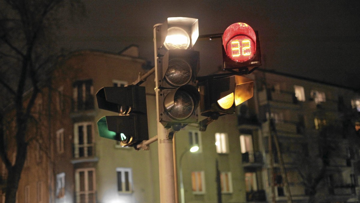 Dojazd do jednego z większych skrzyżowań w Warszawie. Zapala się żółte światło. Na dwóch pasach zatrzymują się samochody. Lewym skrajnym "przelatuje" jednak jeszcze dwóch kierowców. Ewidentnie na czerwonym. Może pomogłyby sekundniki?