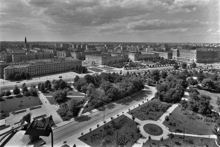 Warszawa, ok. 1965. Ogrod Krasińskich i ulica Nowotki (obecnie ulica Andersa), z lewej Pałac Mostowskich. Fot. Zbyszko Siemaszko/FORUM