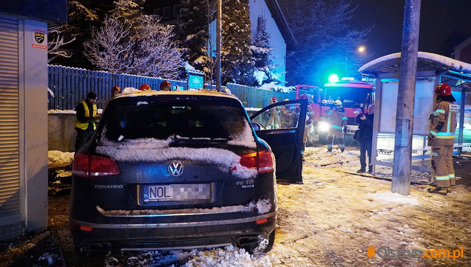 Wjechała z impetem w kiosk firmy ubezpieczeniowej w Gutkowie 