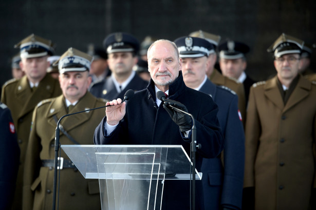 Minister obrony narodowej Antoni Macierewicz podczas uroczystej promocji 136 żołnierzy rezerwy na pierwszy stopień oficerski.