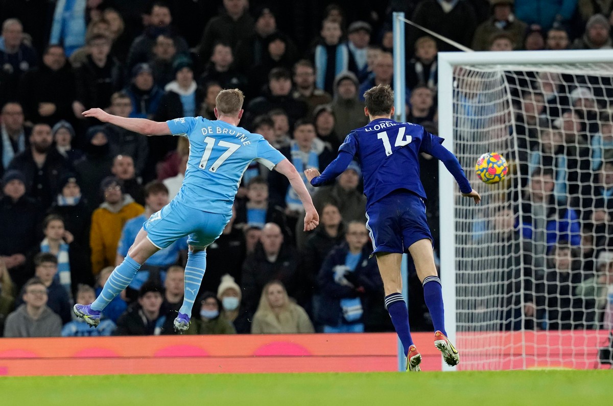 Piłkarz Manchesteru City Kevin De Bruyne (L) strzelający gola na 5:0 w meczu przeciwko Leeds United