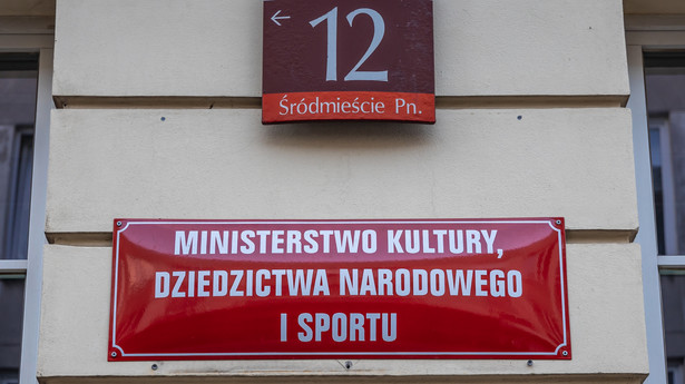 Tabliczka na gmachu Ministerstwa Kultury, Dziedzictwa Narodowego i Sportu w Warszawie