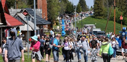 Tatry przechodzą oblężenie, turystom puszczają hamulce. Na jednym z parkingów kierowcy pobili się o wolne miejsce! Szokujące wideo